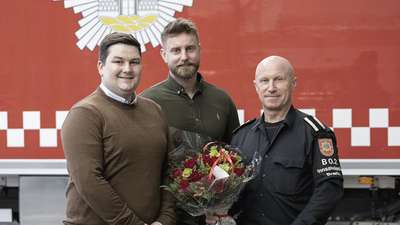 Øystein Øren og Kenneth Norevik overleverer blomster til Trond Totland