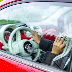 Person kjører bil og snakker i telefonen.jpg