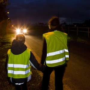 To mennesker med refleks blir sett av bil