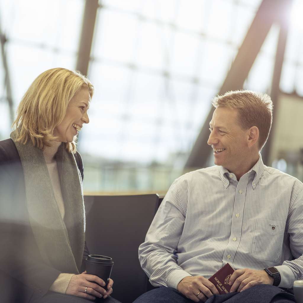 Kvinne og mann på flyplass
