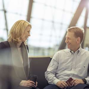 Kvinne og mann på flyplass