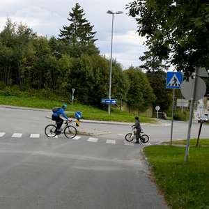Syklister krysser veien