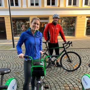 To ansatte med hver sin sykkel