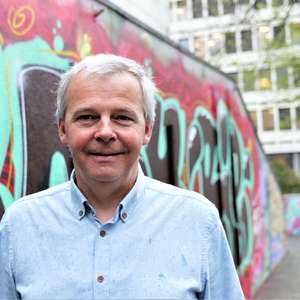 Thor Holm smiler til kamera (Foto)