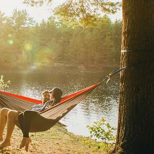 To personer i hengekøye.jpg