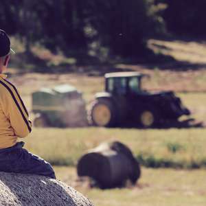 Gutt ser på traktor som er forsikret i Frende