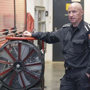 Trond Totland med viften som reddet nabohuset