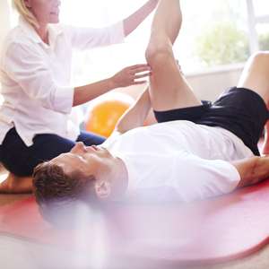 Person med ulykkesforsikring i Frende driver gjenopptrening hos fysioterapeut