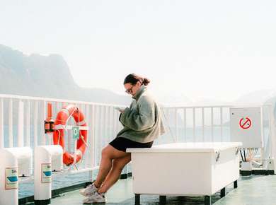 Ung kvinne på ferge_Erlend Viksand.jpg