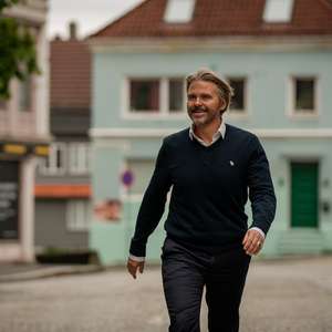 Vegar Styve går smilende gjennom Bergens-gater (Foto)
