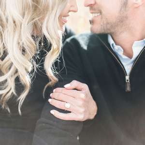 Kvinne med diamantring på fingeren sammen med sin kjære - verdigjenstandsforsikringen i Frende er god å ha