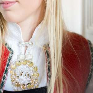 Jente med bunad forsikret som verdigjenstand i Frende