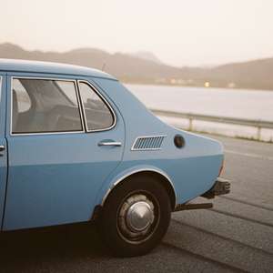 Veteranbil langs veien. Foto.