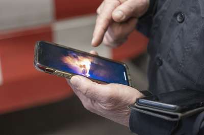 Viser mobilvideo med brann i huset