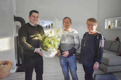 Rune Torp får blomster i sitt nye hus