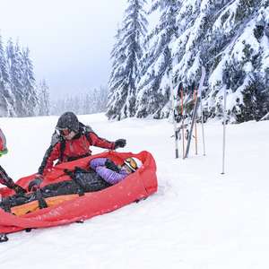 Skadet skikjører får hjelp