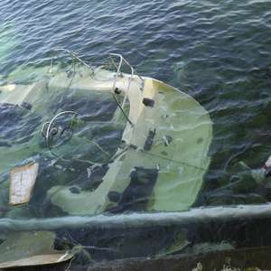 Båt på grunn som ligger under vann