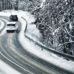 Biler på glatt veibane