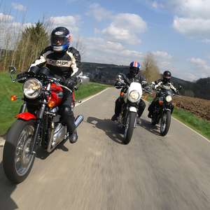 Tre motorsykler suser nedover landeveien i fint vær (Foto)