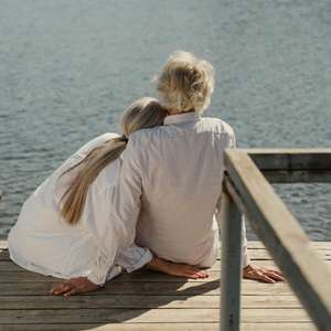 eldre_dame_og_mann_brygge