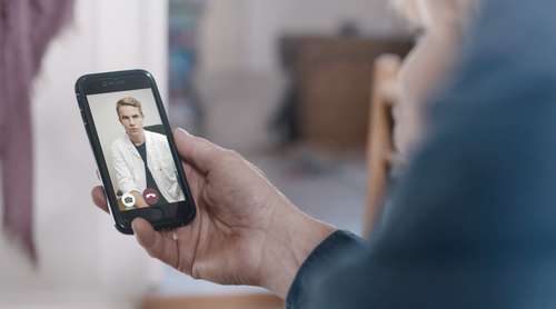 Person snakker med lege på video på mobilen