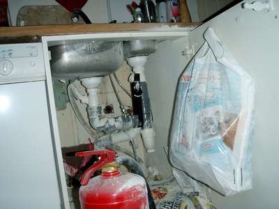 Slukkepulver utover kjøkkenskap