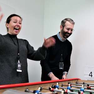 Kvinne jubler sammen med sin lagkamerat etter å ha vunnet i fussball (Foto)