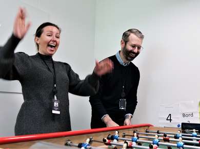 Kvinne jubler sammen med sin lagkamerat etter å ha vunnet i fussball (Foto)