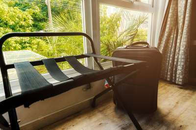 Bagasje stående på hotellrom