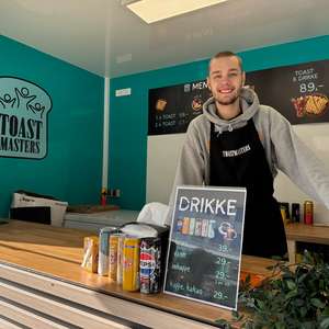Smilende ungdom selger toast fra Toastmasters (Foto)