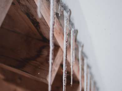 Frosne istapper som henger fra et tak