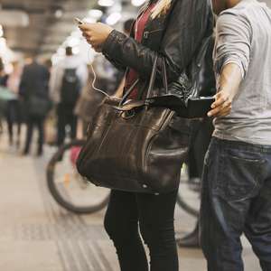 Lommetyv stjeler fra vesken til kvinne