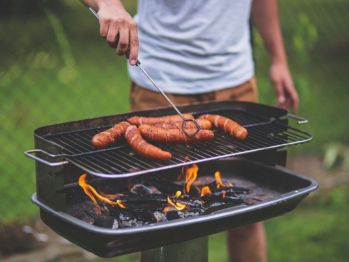 Mann som griller utendørs