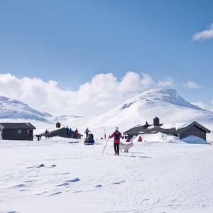 Skigåere og hytter på fjellet