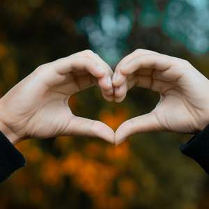To hender holdes mot hverandre i form av et hjerte (Foto)