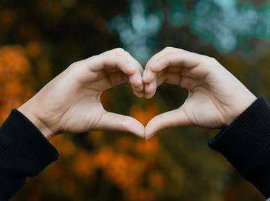 To hender holdes mot hverandre i form av et hjerte (Foto)