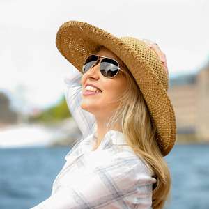 Dame med reiseforsikring nyter solen