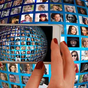 En mobil tar bilde av et nettverk av personer med mange ulike bakgrunner (Foto)