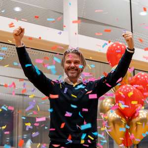 Vegar Styve jubler mellom ballonger og konfetti med armene i været (Foto)