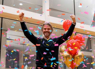 Vegar Styve jubler mellom ballonger og konfetti med armene i været (Foto)