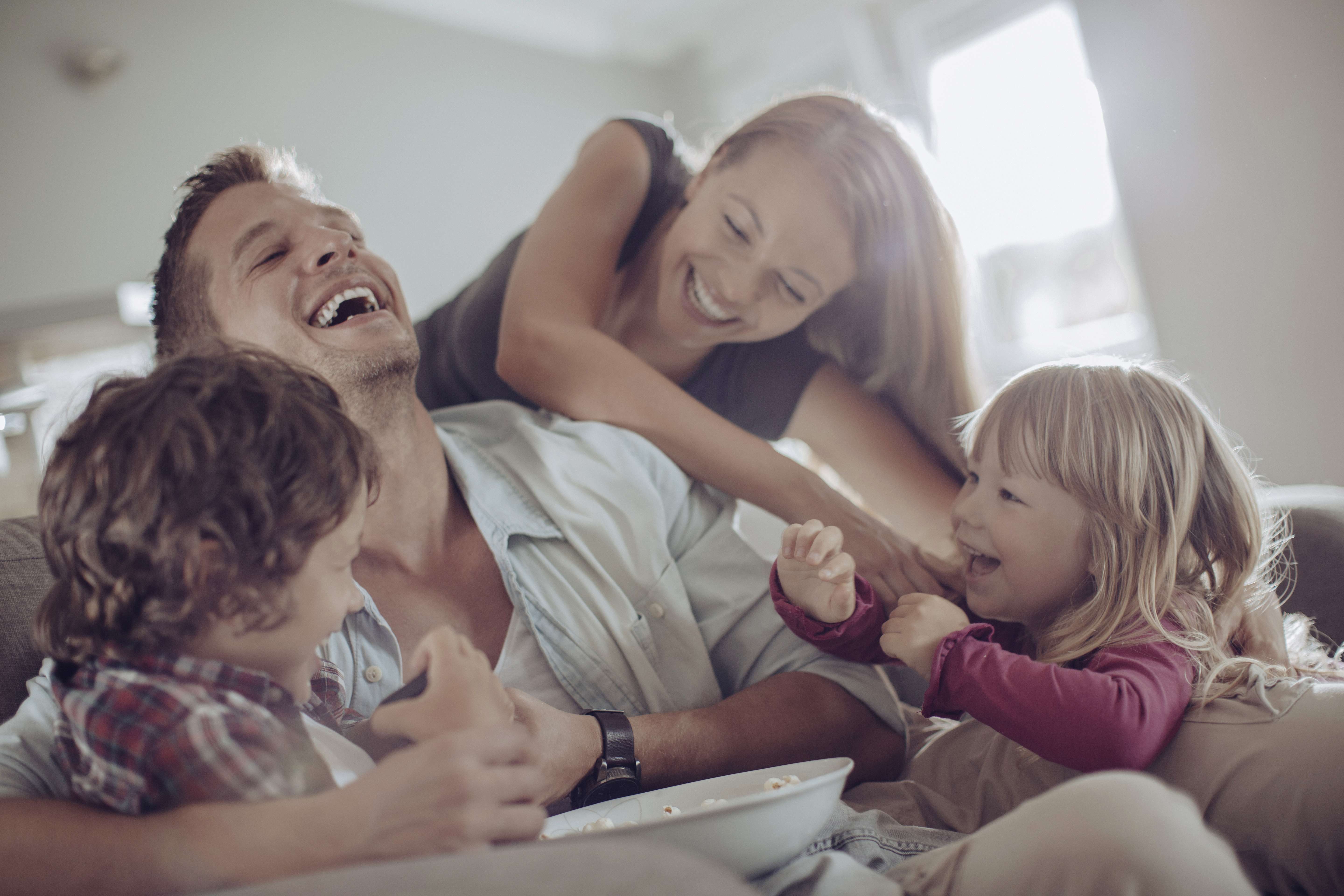 Familie som er forsikret i Frende leker inne